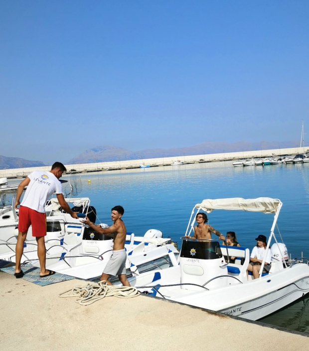 Clienti in partenza dal Porto di Balestrate