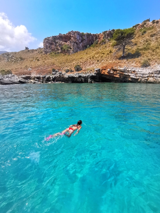 Clienti di Levante Tour fanno il bagno nel mare cristallino della Riserva dello Zingaro